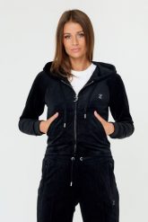 JUICY COUTURE Czarna bluza Madison. Czarne bluzy z kapturem damskie Juicy Couture, s, z materiału. W wyprzedaży za 249.99 zł.