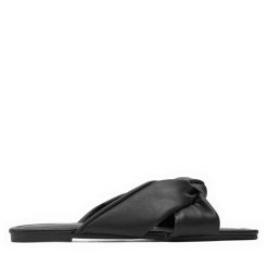 Klapki ONLY Shoes. Czarne klapki damskie ONLY Shoes, bez wzorów, bez obcasa. Za 99.99 zł.