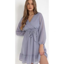 Niebieska Sukienka Pronestra. Niebieskie sukienki damskie Born2be, l, bez wzorów, z materiału, eleganckie, bez kołnierzyka, bez ramiączek, mini, kopertowe. W wyprzedaży za 95.99 zł.