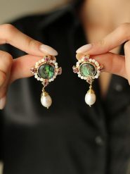 Pierres delicates Pozłacane kolczyki-wkrętki z perłami i kamieniami szlachetnymi rozmiar: onesize. Zielone kolczyki damskie Pierres delicates, z cyrkonią, pozłacane. Za 56.99 zł.