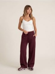 Spodnie wide leg z kieszeniami i domieszką wiskozy, soft touch - czerwony. Czerwone spodnie materiałowe damskie Sinsay, bez wzorów, z dzianiny. Za 49.99 zł.