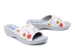 INBLU PL-51 001 biały, klapki damskie. Białe klapki damskie Inblu, bez wzorów, ze skóry, bez obcasa, na koturnie. Za 79.99 zł.