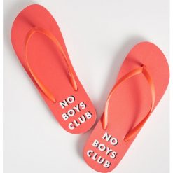 Klapki No boys club - Pomarańczowy. Brązowe klapki damskie Sinsay, bez wzorów, bez obcasa. Za 9.99 zł.