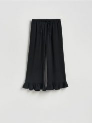 Luźne spodnie z falbankami - czarny. Czarne spodnie materiałowe damskie Reserved, bez wzorów, z tkaniny. Za 99.99 zł.