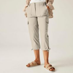 Spodnie turystyczne capri damskie Shorebella. Białe spodnie materiałowe damskie Regatta, bez wzorów, sportowe. Za 230.80 zł.