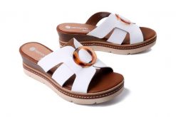 RIEKER REMONTE D2L52-80 white, klapki damskie. Białe klapki damskie Rieker Remonte, z aplikacjami, bez obcasa, na koturnie. Za 244.93 zł.
