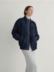 Kurtka bomber z marszczeniami - granatowy. Niebieskie kurtki damskie Reserved, l, bez wzorów, z tkaniny, bez kaptura. W wyprzedaży za 159.99 zł.