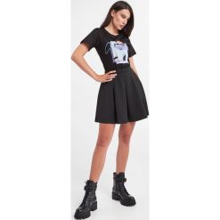 T-shirt EMPORIO ARMANI. T-shirty damskie Emporio Armani, xs, bez wzorów, bez kołnierzyka. W wyprzedaży za 377.37 zł.