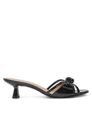 Stuart Weitzman Klapki Felicyty Solide SK118 Czarny. Czarne klapki damskie Stuart Weitzman, bez wzorów, z lakierowanej skóry, bez obcasa. Za 1,299.00 zł.