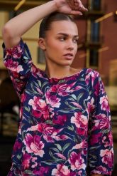 Koszula z wiskozy w kwiaty granatowa. Koszule damskie MOODO, bez wzorów, z wiskozy, bez kołnierzyka, bez ramiączek. Za 99.99 zł.