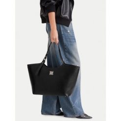 Torebka Nine West. Czarne torebki klasyczne damskie Nine West, bez wzorów, bez dodatków. Za 259.99 zł.