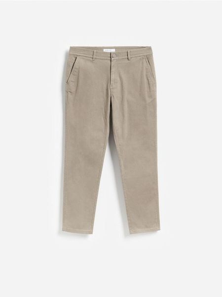 Spodnie chino slim fit - brązowy. Brązowe spodnie materiałowe męskie Reserved, bez wzorów, z bawełny. Za 149.99 zł.