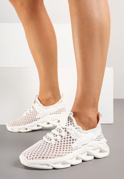Białe Siateczkowe Buty Sportowe Sneakersy na Grubej Tłoczonej Podeszwie Telarienna. Białe buty sportowe na co dzień damskie Born2be, bez wzorów, z jeansu, trekkingowe. Za 79.99 zł.
