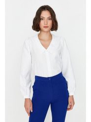 Trendyol Koszulka w kolorze białym rozmiar: 32. Białe bluzki damskie Trendyol, bez wzorów, z bawełny, bez kołnierzyka, bez ramiączek. Za 73.99 zł.