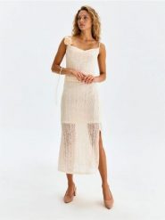 Sukienka midi na ramiączkach z elementem 3D w kształcie róży - kremowy. Białe sukienki damskie Sinsay, l, bez wzorów, bez kołnierzyka, bez ramiączek, midi. Za 59.99 zł.