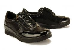 COMFORTABEL 951169-1 schwarz, półbuty damskie. Czarne półbuty damskie Comfortabel, bez wzorów, bez obcasa, na koturnie. Za 179.95 zł.