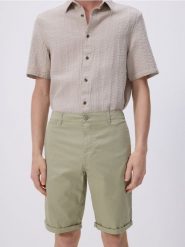 Szorty chino slim - oliwkowy. Zielone szorty męskie Reserved, z bawełny, bez kołnierzyka. Za 109.99 zł.