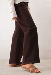 Brązowe Klapki VICES Casual z Kwadratowym Noskiem i Wycięciami Zepaela. Brązowe klapki damskie Born2be, bez wzorów, z jeansu, bez obcasa, na płaskiej podeszwie. Za 69.99 zł.