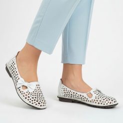 Półbuty damskie Artiker, cholewka skóra naturalna ażurowa wycięcia dekoracyjna kokarda pasek z przodu. niski fason odkryte boki zaokrąglony nosek pła. Białe półbuty damskie Artiker, w ażurowe wzory, ze skóry, bez obcasa, na płaskiej podeszwie. Za 209.00 zł.
