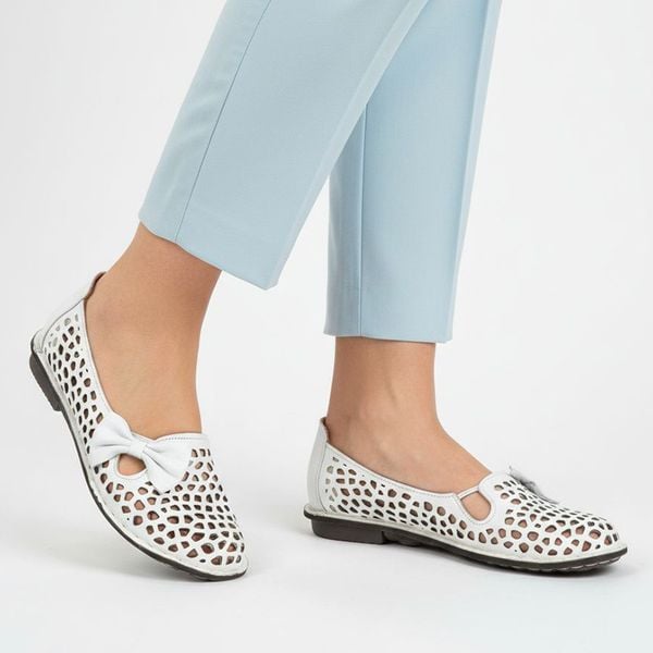 Półbuty damskie Artiker, cholewka skóra naturalna ażurowa wycięcia dekoracyjna kokarda pasek z przodu. niski fason odkryte boki zaokrąglony nosek pła. Białe półbuty damskie Artiker, w ażurowe wzory, ze skóry, bez obcasa, na płaskiej podeszwie. Za 209.00 zł.