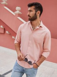 Męska koszula z kieszenią REGULAR FIT - różowa V5 OM-SHCS-0148 - XXL. Czerwone koszule męskie Ombre Clothing, l, bez wzorów, z bawełny, bez kołnierzyka, bez ramiączek. W wyprzedaży za 49.99 zł.