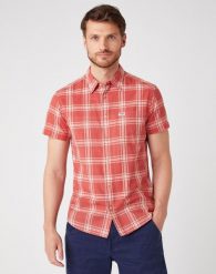KOSZULA MĘSKA WRANGLER SS 1PKT SHIRT BARN RED W5J6OEXER 112130186. Czerwone koszule męskie Wrangler, m, bez wzorów, bez kołnierzyka, bez ramiączek. Za 129.99 zł.