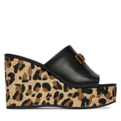 Klapki Guess. Czarne klapki damskie Guess, z aplikacjami, bez obcasa. Za 549.99 zł.