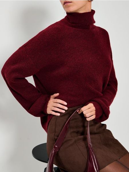 Melanżowy golf - bordowy. Czerwone golfy damskie Sinsay, l, bez wzorów, bez ramiączek. Za 49.99 zł.