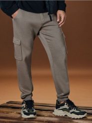 Spodnie tapered cargo fit - brązowy. Brązowe spodnie materiałowe męskie Sinsay, bez wzorów. Za 59.99 zł.