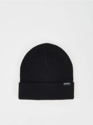 Czapka beanie - czarny. Czarne czapki męskie Sinsay, z aplikacjami. Za 9.99 zł.