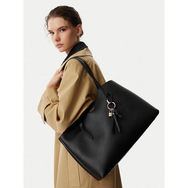 Torebka Guess. Czarne torebki klasyczne damskie Guess, z aplikacjami, bez dodatków. Za 634.99 zł.