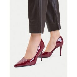 Szpilki DeeZee. Czerwone szpilki DeeZee, bez wzorów, bez obcasa. Za 139.99 zł.