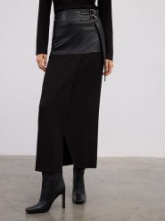 BGN Spódnica w kolorze czarnym rozmiar: 38. Czarne spódniczki damskie BGN, bez wzorów, z podwyższonym stanem, maxi, proste. Za 174.43 zł.