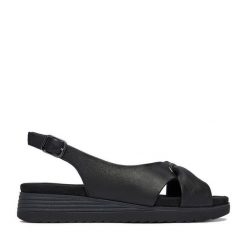 Sandały Lasocki. Czarne sandały damskie Lasocki, bez wzorów, bez obcasa, na koturnie. Za 179.99 zł.
