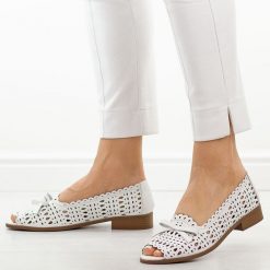 Białe ażurowe półbuty damskie M.Daszyński 25113-10. Białe półbuty damskie M.Daszyński, w ażurowe wzory, ze skóry, casualowe, z otwartym noskiem, bez obcasa, na płaskiej podeszwie. Za 219.00 zł.