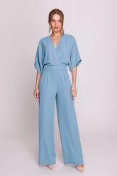 Elegancki kombinezon damski z kopertowym dekoltem błękitny. Niebieskie kombinezony damskie Stylove, l, bez wzorów, z poliesteru, biznesowe, bez kołnierzyka, bez ramiączek, krótkie. Za 449.00 zł.