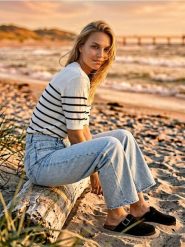 Sweter z krótkim rękawem w paski - biały. Białe swetry klasyczne damskie Sinsay, l, bez kołnierzyka. Za 29.99 zł.