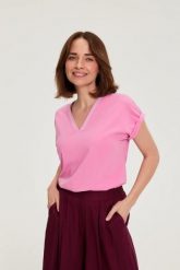 Bawełniany t-shirt z dekoltem w serek różowy. Czerwone t-shirty damskie MOODO, bez wzorów, z bawełny, bez kołnierzyka. Za 59.99 zł.