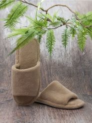 Kapcie - beżowy. Brązowe kapcie damskie Sinsay. Za 19.99 zł.