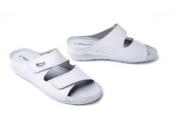 TAMARIS 1-27510-41 117 M2751041 white leather, klapki damskie. Białe klapki damskie Tamaris, bez wzorów, ze skóry, bez obcasa, na koturnie. Za 134.93 zł.