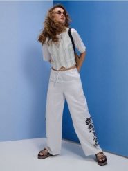 Spodnie loose fit wide leg z wiskozą i domieszką lnu - kremowy. Białe spodnie materiałowe damskie Sinsay, bez wzorów, z wiskozy. Za 49.99 zł.