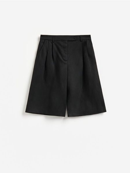 Szorty bermudy z lnem - czarny. Czarne szorty damskie Reserved, bez wzorów, z lyocellu. Za 179.99 zł.