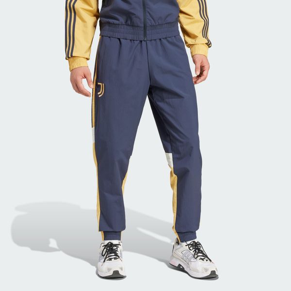Spodnie dresowe Juventus Seasonal. Fioletowe spodnie dresowe męskie Adidas, bez wzorów, z dresówki. W wyprzedaży za 240.65 zł.