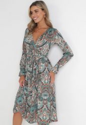 Zielona Sukienka z Gumką w Pasie i Wzorem Paisley Faendra. Zielone sukienki damskie Born2be, l, z aplikacjami, bez kołnierzyka, bez ramiączek, midi, kopertowe. W wyprzedaży za 151.99 zł.
