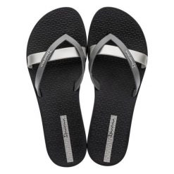 Japonki damskie Ipanema Kirei. Czarne klapki damskie Ipanema, bez wzorów, z materiału, bez obcasa. Za 65.99 zł.