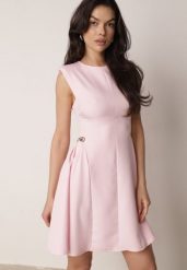 Różowa Elegancka Sukienka Bez Rękawów Zdobiona Przypinkami w Talii Rhaegina. Czerwone sukienki damskie Born2be, na co dzień, m, z aplikacjami, eleganckie, bez kołnierzyka, bez ramiączek, mini, proste. Za 169.99 zł.