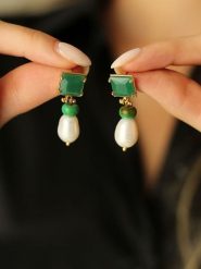 Pierres de Jade Pozłacane kolczyki-wkrętki z perłami i agatami rozmiar: onesize. Białe kolczyki damskie Pierres de Jade, z agatem, pozłacane. Za 56.99 zł.