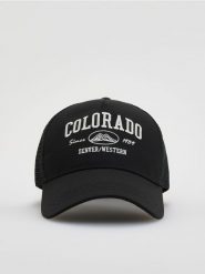 Czapka trucker z haftem - czarny. Czarne czapki męskie Reserved, bez wzorów. Za 59.99 zł.