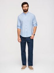 Koszula męska w paski ze stójką z lnem - biało-niebieska V2. Niebieskie koszule męskie Ombre Clothing, na lato, m, bez wzorów, z bawełny, bez kołnierzyka, bez ramiączek. Za 259.99 zł.
