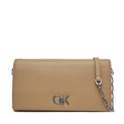 Torebka Calvin Klein. Brązowe torebki klasyczne damskie CALVIN KLEIN, bez wzorów, wizytowe, bez kołnierzyka, bez ramiączek. Za 289.99 zł.